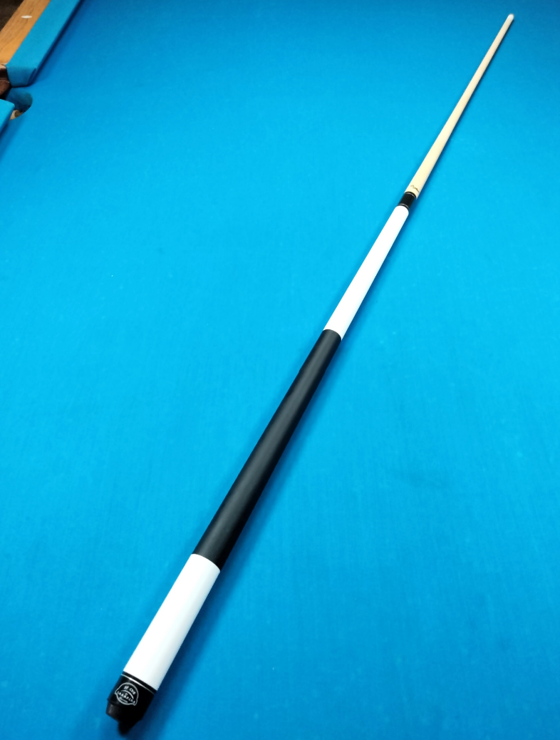 Champion ST6W White and black pool cue with maple shaft